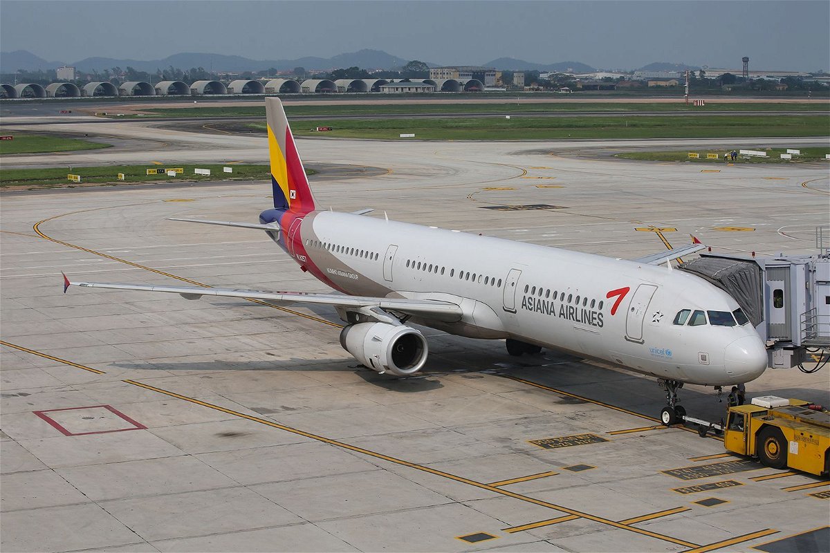 <i>Nicolas Economou/NurPhoto/Getty Images</i><br/>An Asiana Airlines Airbus A321-200 is seen in Hanoi