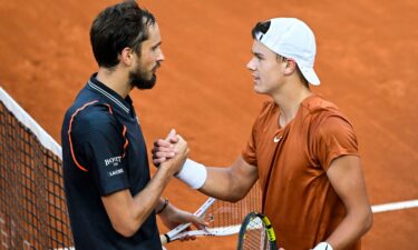 Medvedev (left) and Rune shake hands after the Italian Open final.