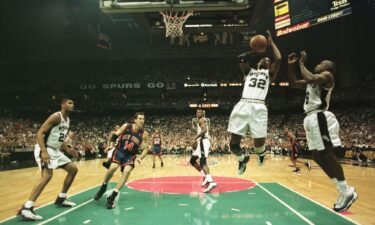 Sean Elliott #32 of the San Antonio Spurs pulls down a rebound against the New York Knicks during game two of the NBA Finals on June 18