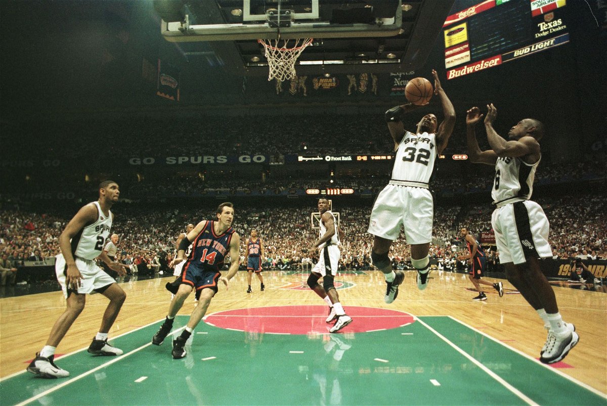 <i>Matthew Stockman/Getty Images North America/Getty Images</i><br/>Sean Elliott #32 of the San Antonio Spurs pulls down a rebound against the New York Knicks during game two of the NBA Finals on June 18