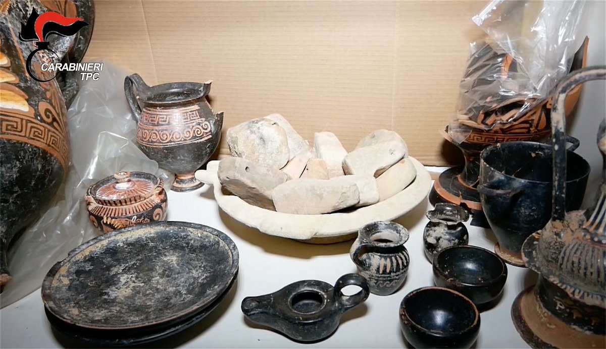 <i>Carabinieri TPC</i><br/>Thousands of stolen artifacts have been recovered in Italy following a huge operation
