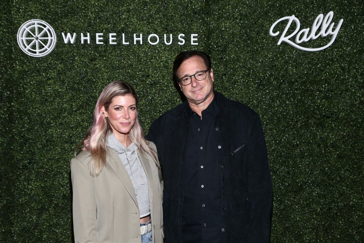 <i>Tommaso Boddi/Getty Images for Wheelhouse</i><br/>(From left) Kelly Rizzo and Bob Saget at a Los Angeles event in October 2021. The “Full House” actor’s widow