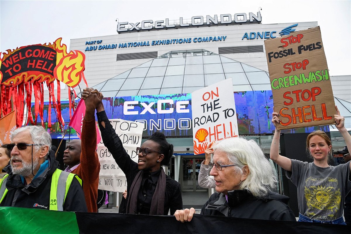 <i>Toby Melville/Reuters</i><br/>Protesters from the Fossil Free London group demonstrate outside the venue of Shell's annual shareholder meeting in London