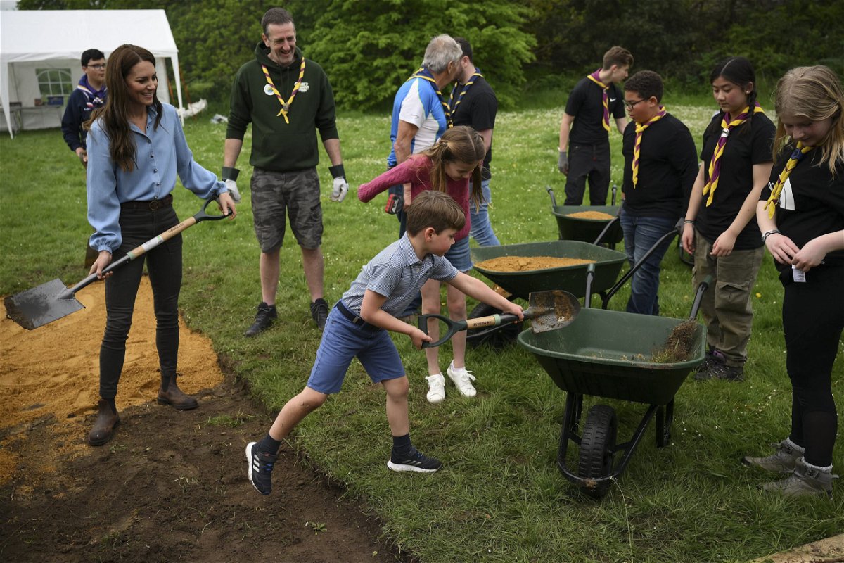 <i>Daniel Leal/AFP/Pool/Getty Images</i><br/>The royals were helping the scouts to reset a path during the massive volunteering event.