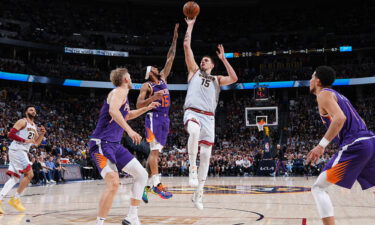 Nikola Jokić shoots the ball against the Phoenix Suns during Game 5.