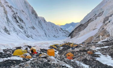 A US climber has died on his way to scale Mount Everest on Monday. In this image