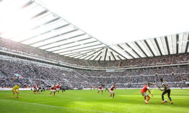 Newcastle's Alexander Isak takes on the Arsenal defense.