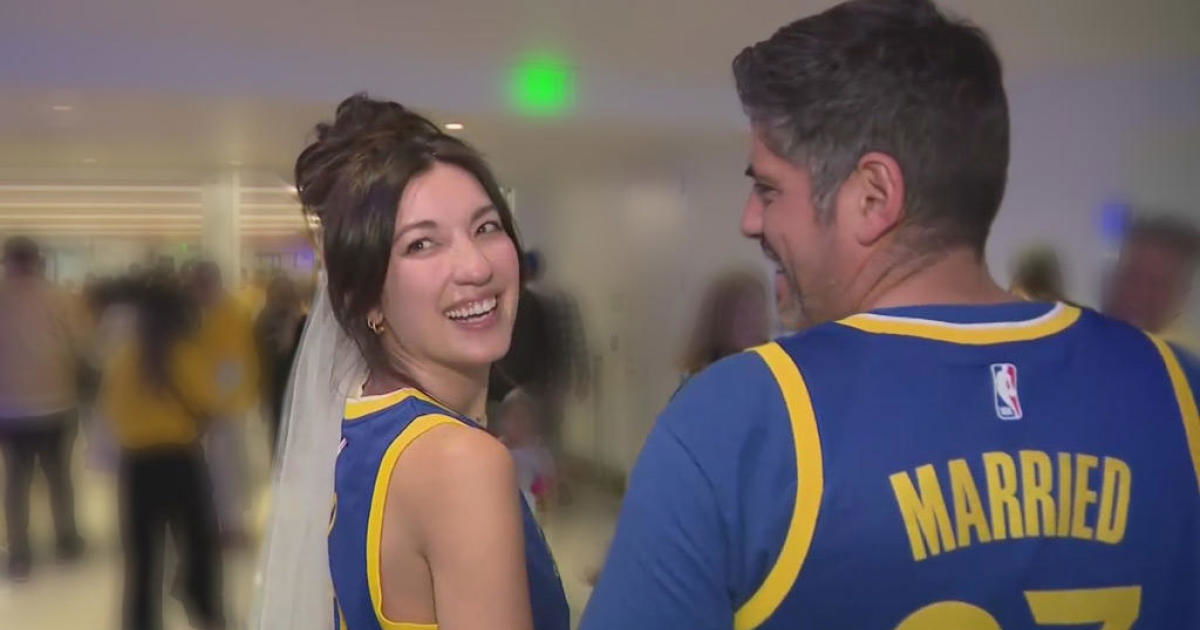 <i>KPIX</i><br/>Kelley and Andrew Greenstein tied the knot at San Francisco City Hall right before the Golden State Warriors playoff game against the Los Angeles Lakers.