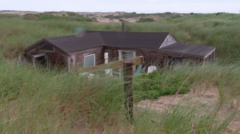 <i></i><br/>Massachusetts legislators are rallying behind a 94-year-old Provincetown man who is battling the National Park Service to keep his shack in the dunes.