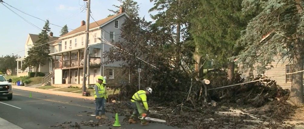 <i></i><br/>People living along Main Street in New Salem