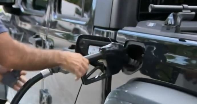 <i>WFOR</i><br/>Florida drivers saw gas prices dip six cents last week after reaching a four-week high of $3.47 per gallon.