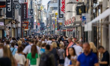 People crowd Hohe Straße