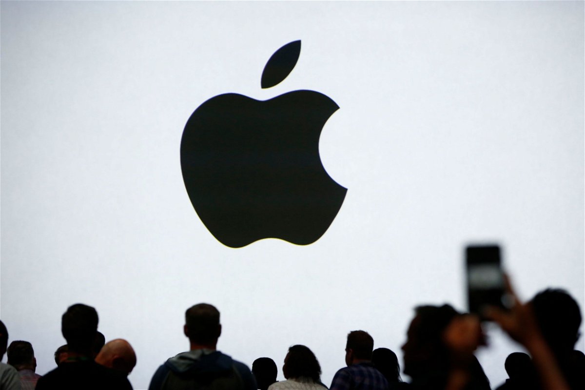 <i>Gary Reyes/MediaNews Group/Bay Area News/Getty Images</i><br/>The crowd waits for Tim Cook