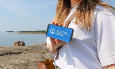 A tourist island in the Eastern Gulf of Finland is urging visitors to refrain from using their phones on vacation.