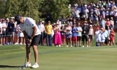 Mahomes putts during The Match in 2022.