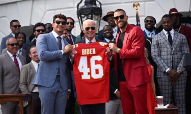 Mahomes and Kelce present President Biden with a Chiefs jersey.