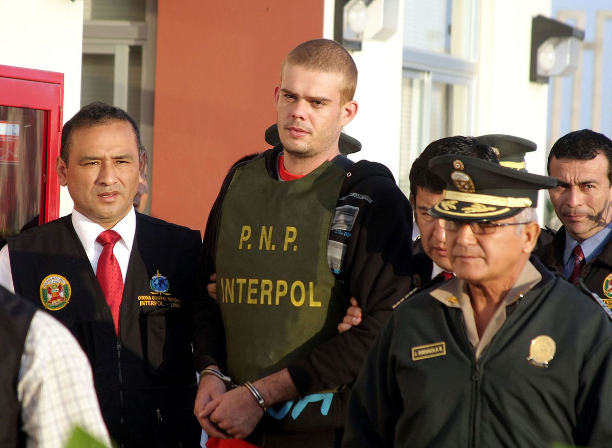 <i>Sebastian Silva/AFP/Getty Images/FILE</i><br/>Joran van der Sloot (center) is escorted by Peruvian police on June 4