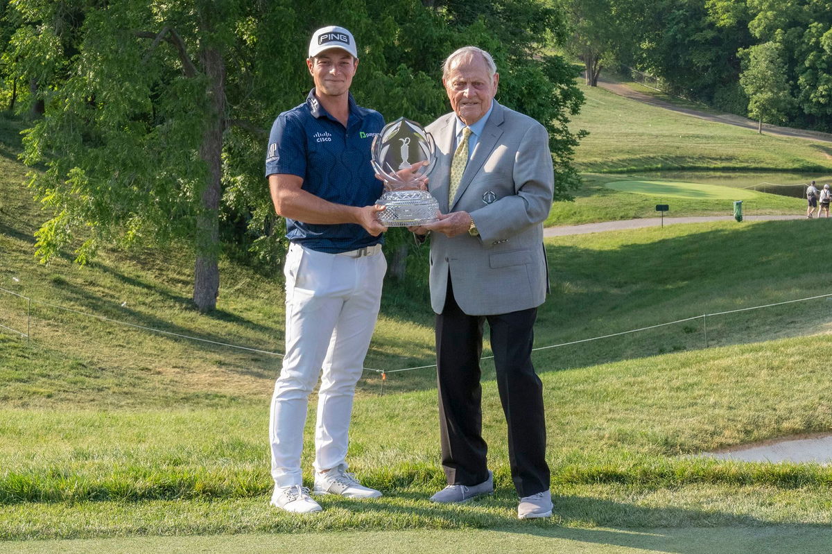 <i>Jason Mowry/Icon Sportswire/AP</i><br/>Hovland and Jack Nicklaus pose with the Memorial Tournament trophy.