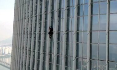 A British man climbs South Korea's tallest building