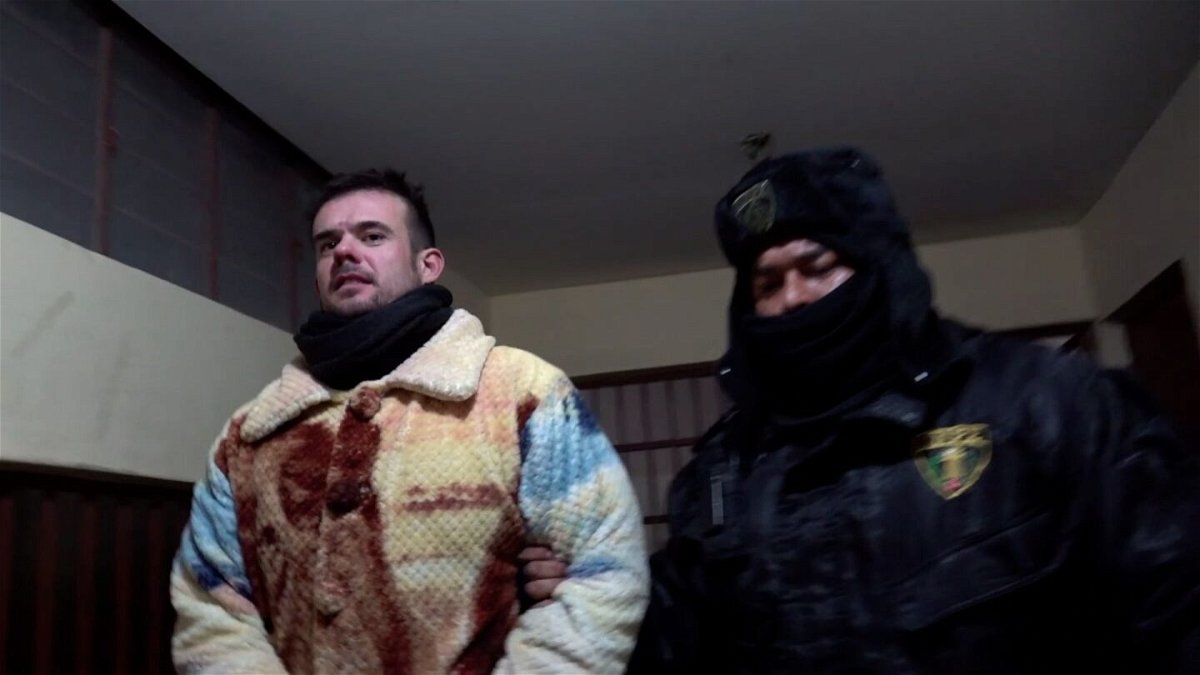 <i>CNNE</i><br/>Joran van der Sloot leaves the Challapalca prison in Tacna