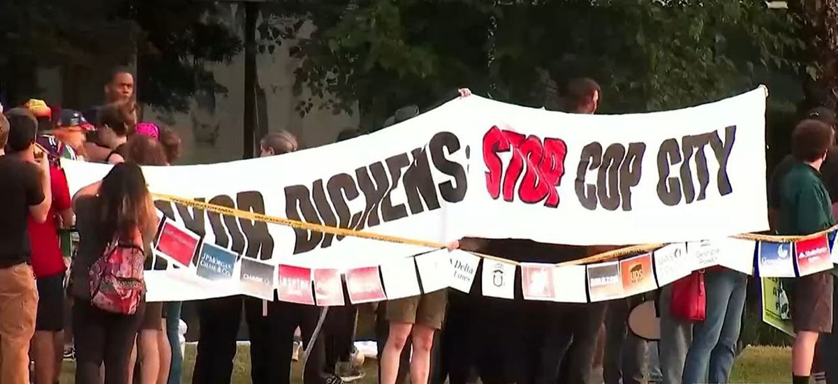 <i></i><br/>A crowd of people gathered outside the DeKalb County Jail to protest the arrests of three people who fought against the future Atlanta Public Safety Training Center.