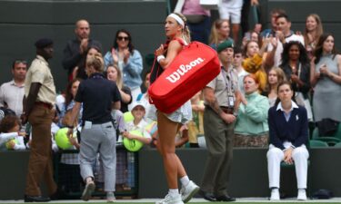 Victoria Azarenka looks to the crowd as she leaves the court following her defeat against Svitolina.