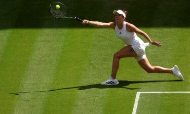 Elina Svitolina plays a forehand against Świątek.