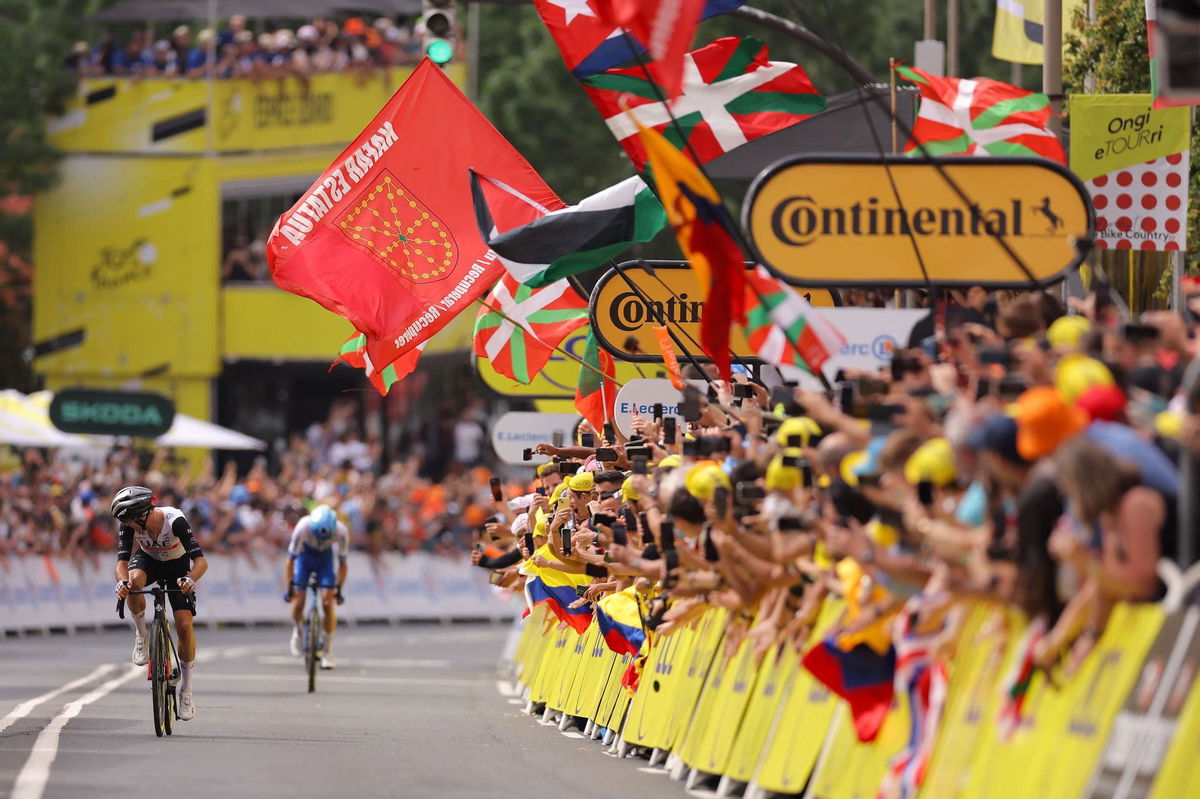 <i>Thomas Samson/AFP/Getty Images</i><br/>Adam had too much for Simon during a sprint to the finish line.