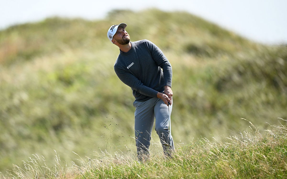 <i>Stuart Franklin/R&A/Getty Images</i><br/>Clark chips onto the 14th green to set up a brilliant bogey save.