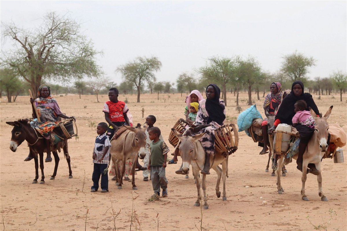 Sudanese refugees cross into Chad on May 1