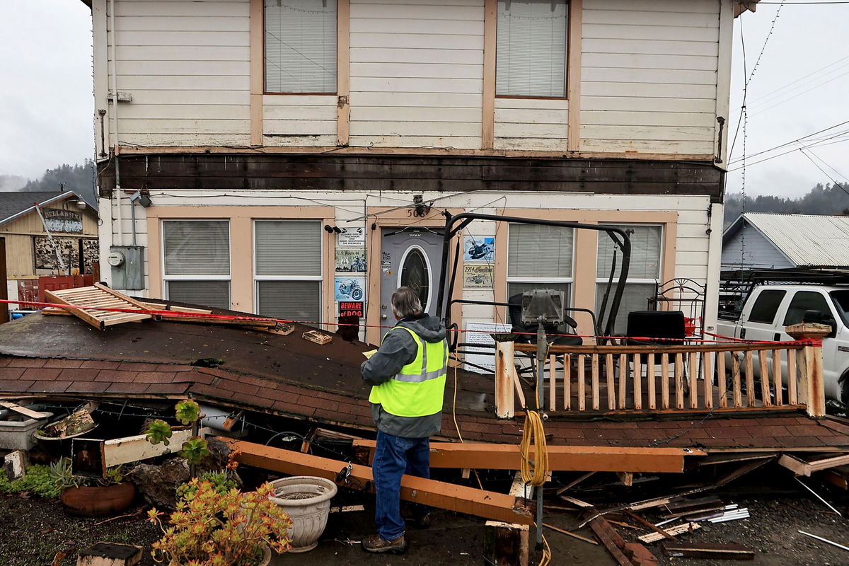 <i>Kent Porter/The Press Democrat/AP</i><br/>A building inspector red-tags a Rio Dell home -- deeming it too damaged to live in -- after the December 20 quake.