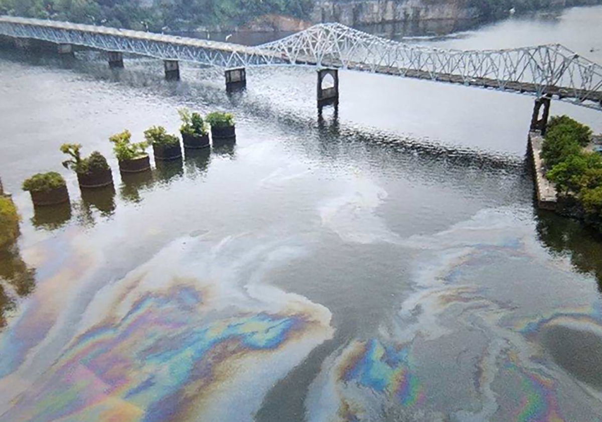 <i>Florence Police Department</i><br/>Thousands of gallons of diesel were released into the water after a tugboat sank in the Tennessee River