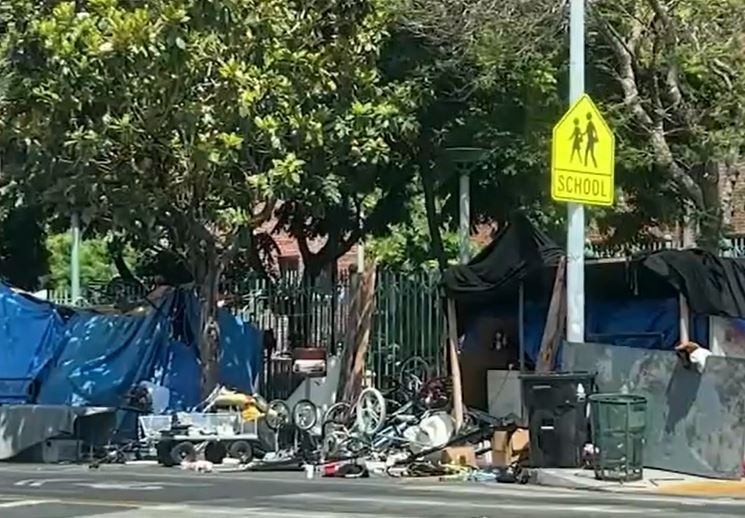 <i></i><br/>A homeless encampment in Hollywood outside of Larchmont Charter School is growing