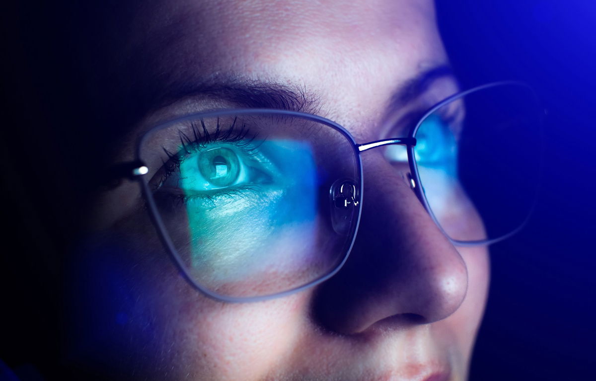 A new study finds that there may not be any short-term advantages to wearing eyeglasses with blue-light filters.