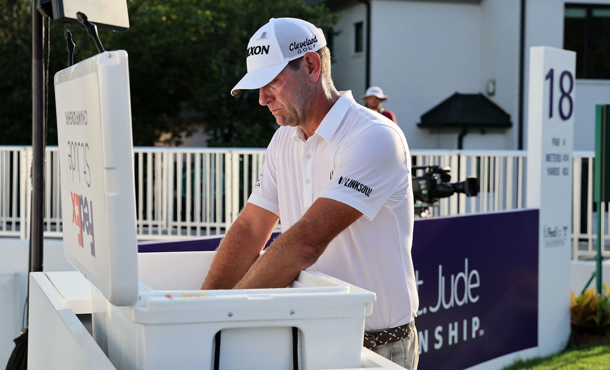 <i>Christopher Hanewinckel/USA TODAY Sports/Reuters</i><br/>Cantlay shakes hands with Glover (right) after the playoff.