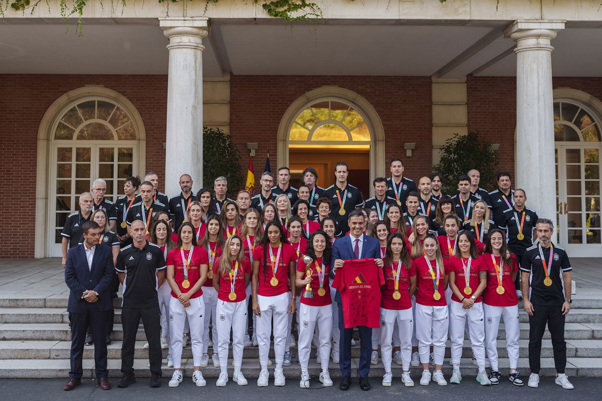 <i>Manu Fernandez/AP</i><br/>The team has a photo taken with Spanish Prime Minister Pedro Sánchez.