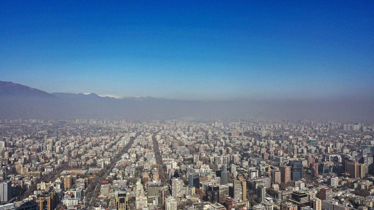 Smog caused by high temperatures in the city of Santiago on August 2.