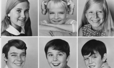 What casts looked like at the beginning and the end of 20 popular sitcoms