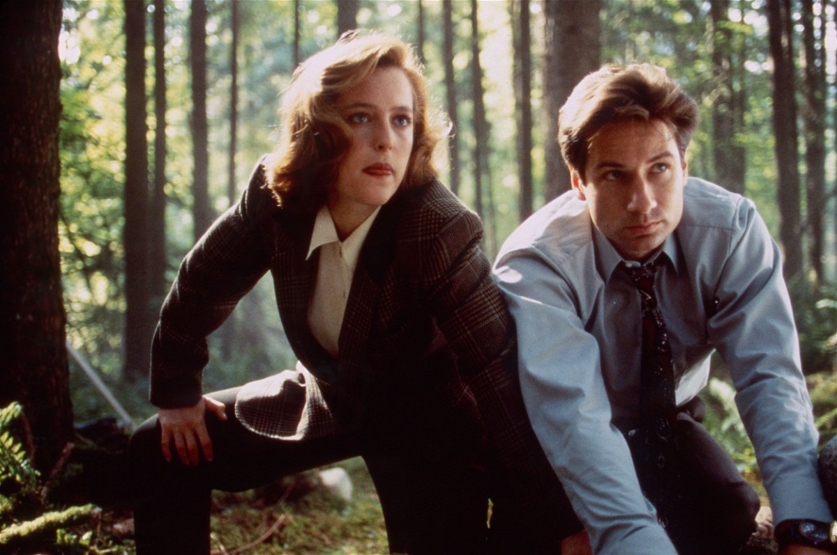 Gillian Anderson, left, and David Duchovny, right, as Dana Scully and Fox Mulder on 