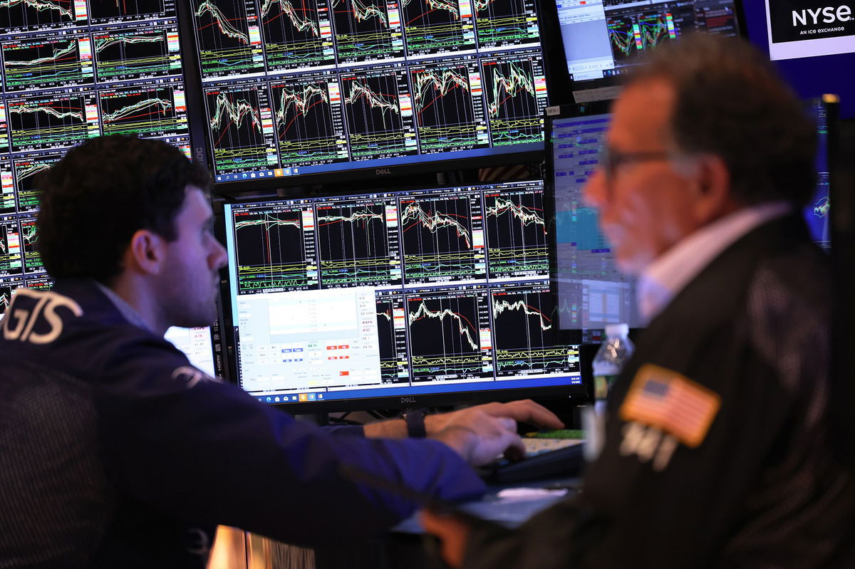 <i>Michael M. Santiago/Getty Images</i><br/>Traders work on the floor of the New York Stock Exchange during morning trading on July 6 in New York City. Stocks tumbled September 26 after a slew of economic data stoked fears about the US economy’s cloudy outlook and further interest rate hikes from the Federal Reserve.