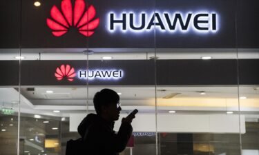 Commerce Secretary Gina Raimondo says the US government has no evidence that Huawei can produce smartphones with advanced chips “at scale