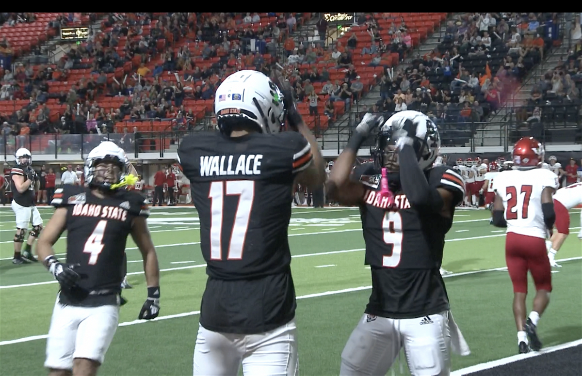 ISU's Cyrus Wallace celebrates touchdown with teammates