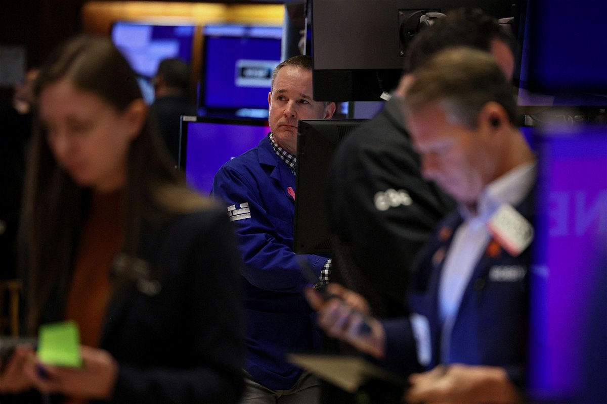 Traders work on the floor at the New York Stock Exchange on October 23. US stocks fell Thursday morning under the pressure of disappointing third-quarter results from Big Tech companies and high Treasury yields.