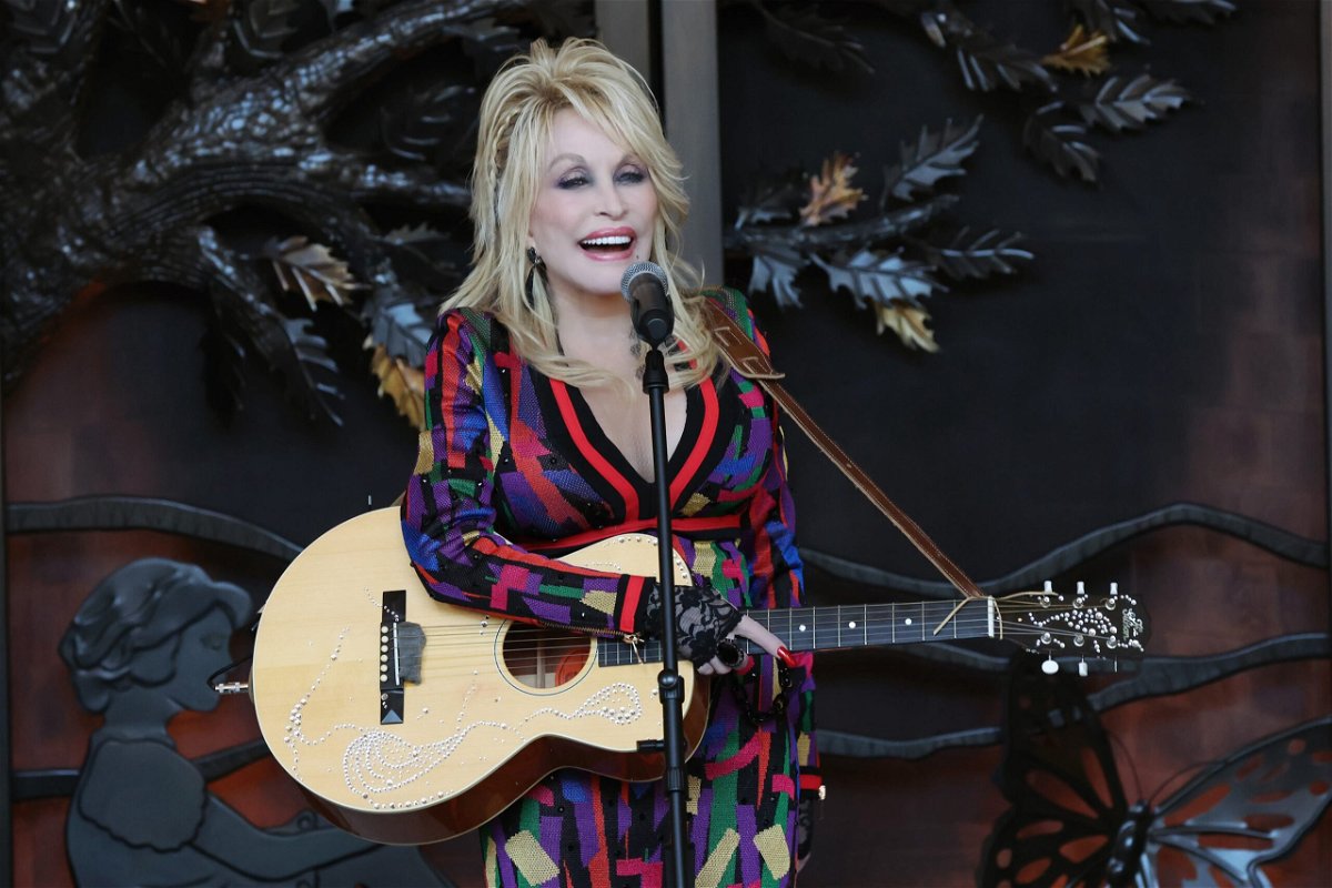 Dolly Parton sang a few verses from her 1994 tune 