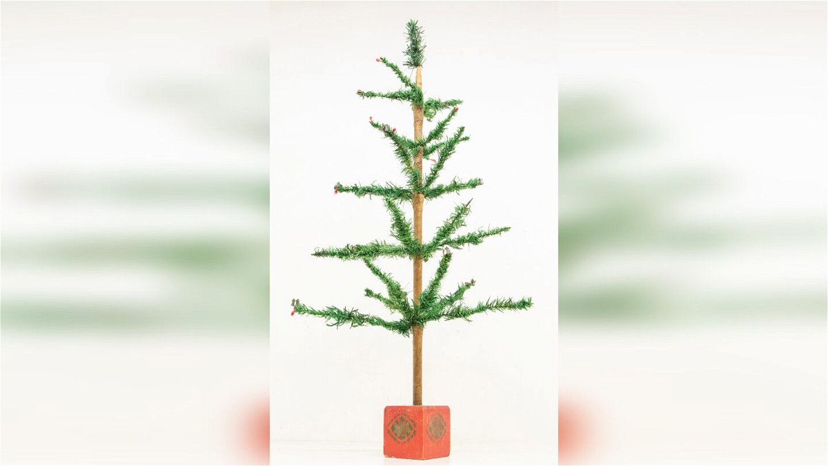 The 31-inch tree, complete with 25 branches, 12 berries and six mini candle holders, was estimated to sell for just £60-80 ($76-$102).