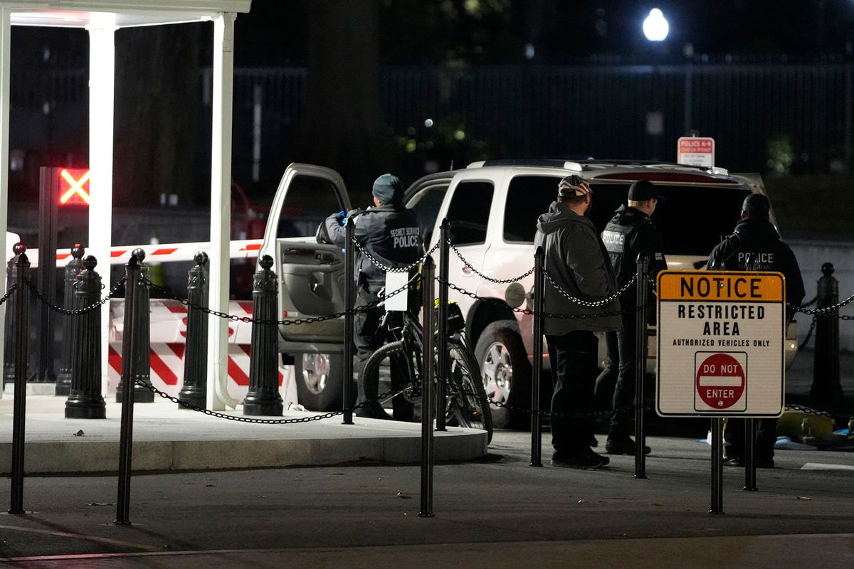 <i>Mark Schiefelbein/AP</i><br/>US Secret Service police investigate near a vehicle that hit a security barrier at a entry point for the White House complex