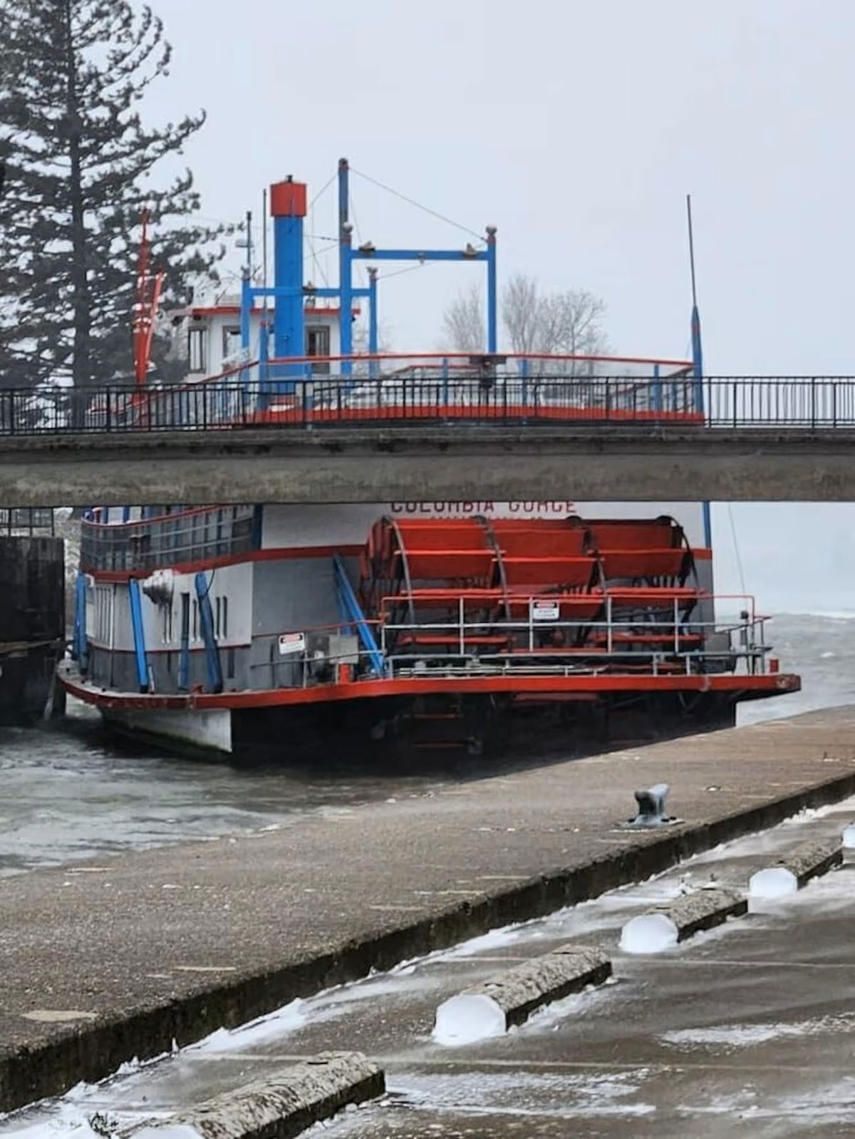 <i>Port of Cascade Locks/KPTV</i><br/>River cruise boat causes damage to footbridge in Cascade Locks during winter storm.