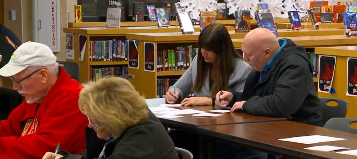 <i></i><br/>Des Moines community members are writing words of encouragement to local high school students.