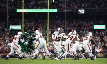 Cleveland Browns quarterback Joe Flacco (15) hands off to running back Jerome Ford (34) during the first half against the New York Jets at Cleveland Browns Stadium on Dec 28