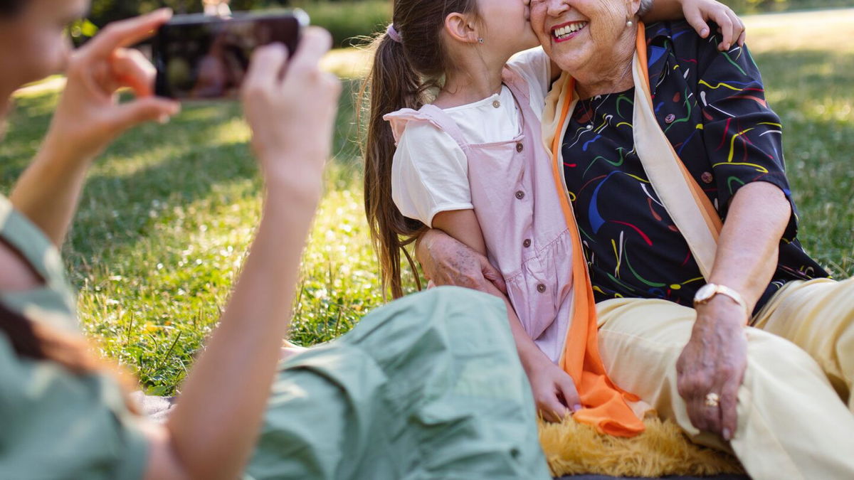 The support of grandparents who are in good health and close by correlates with a lower use of antidepressants in mothers, a new study finds.